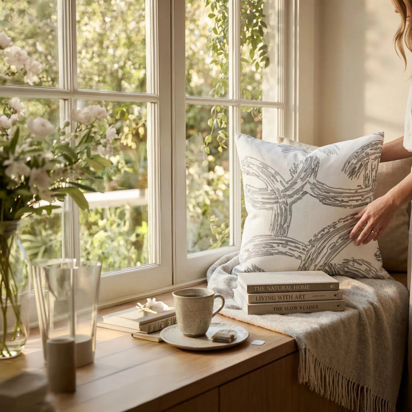 Sketch Ekru Siyah Nakışlı Kırlent Kılıfı